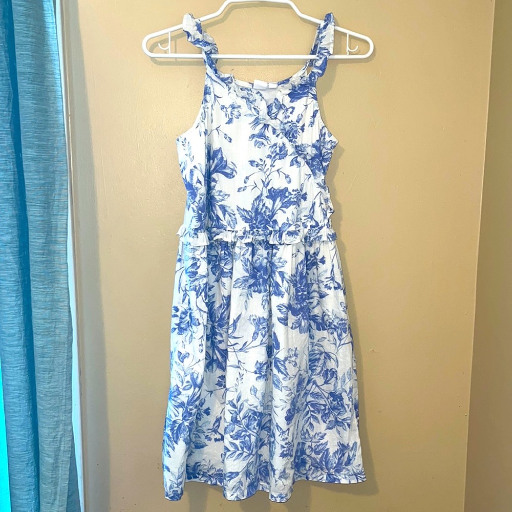Girls Gap dress with side zipper and cute ruffle on straps of dress.